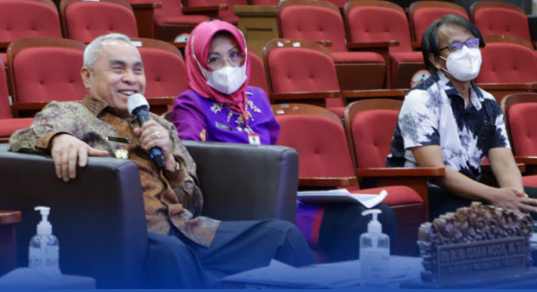 FOTO : Gubernur Kaltim, Isran Noor (kiri) didampingi Kepala Badan Pendapatan Daerah Kaltim, Ismiati saat mempresentasikan Sistem Informasi Monitoring Pajak Kendaraan Bermotor (Simpator) dihadapan Tim Panel Independen.