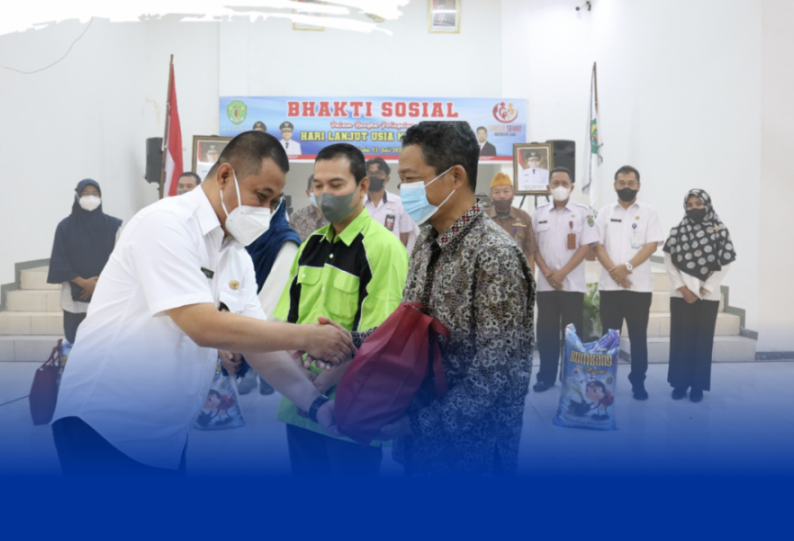 BERBAGI: Kepedulian Disos Kaltim kepada Lansia sangat terlhiat saat memberikan paket sembako.