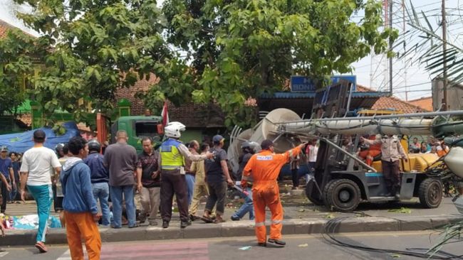 FOTO : Kecelakaan truk di Bekasi menewaskan 10 orang. (Tangkapan layar twitter @TMCPoldaMetro)