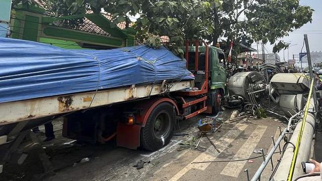 FOTO : Kecelakaan maut terjadi di Jalan Sultan Agung, Bekasi, Rabu (31/8). (Hanafi/detikcom)