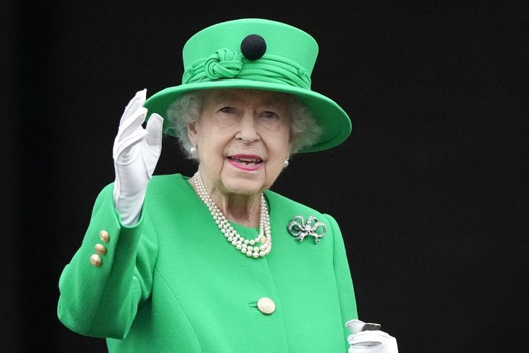 Ratu Elizabeth II melambai ke massa saat perayaan Platinum Jubilee Pageant di Istana Buckingham, London, Minggu (5/6/2022). Ratu Elizabeth II meninggal dalam usia 96 tahun pada Kamis (8/9/2022).(AP PHOTO/FRANK AUGSTEIN)