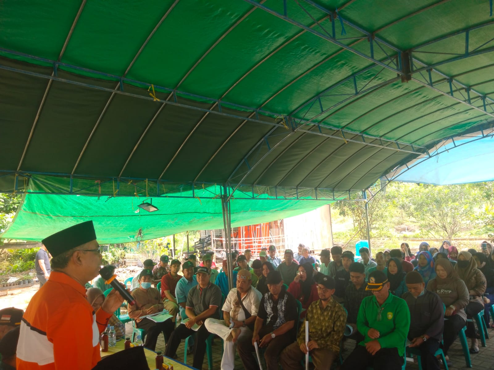 PAHAMKAN : Anggota DPRD Kaltim H M Ali Hamdi sampaikan Sosper bantuan hukum di hadapan warga Desa Sebulu Ulu hari ini.