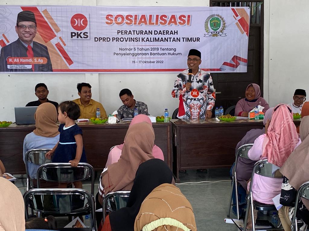 FOTO : Anggota DPRD Kaltim Ali Hamdi (berdiri) berikan sosialisasi Perda bantuan hukum bagi warga Desa Mekar Jaya, Kecamatan Sebulu, Kabupaten Kukar pada, Sabtu (15/9) pagi.