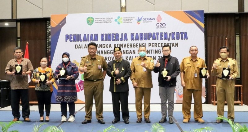 APRESIASI: Wakil Gubernur Kaltim usai memberikan penghargaan kepada perwakilan pemkot dan pemkab.