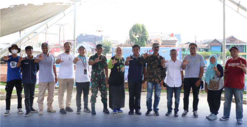 LANGKAH NYATA: DLH Kaltim Lakukan Aksi Bersih Sungai Dan Sedekah Sampah Bernilai.