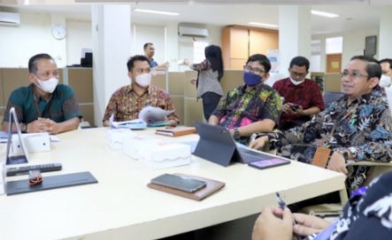 KOORDINASI: Jajaran Pemkot Bontang saat berkonsultasi ke kantor Bappeda Kaltim.
