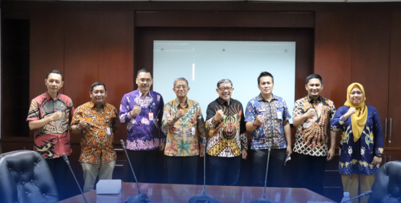 TERIMA ROMBONGAN: Asisten I Pemerintahan dan Kesejahteraan Rakyat, Sekretariat Daerah Prov. Kaltim, H.M. Syirajudin (empat kiri) saat menerima kunjungan Pemprov Sulteng. Ia ditemani Kepala Diskominfo Prov. Kaltim Muhammad Faisal (tiga kiri).