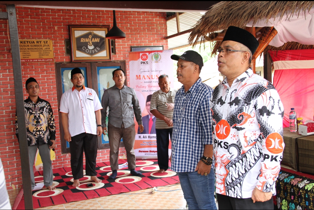 FOTO : Anggota DPRD Kaltim H Ali Hamdi (kacamata) hadir menyanyikan lagu kebangsaan Indonesia raya di Sosper Desa Manunggal Jaya.