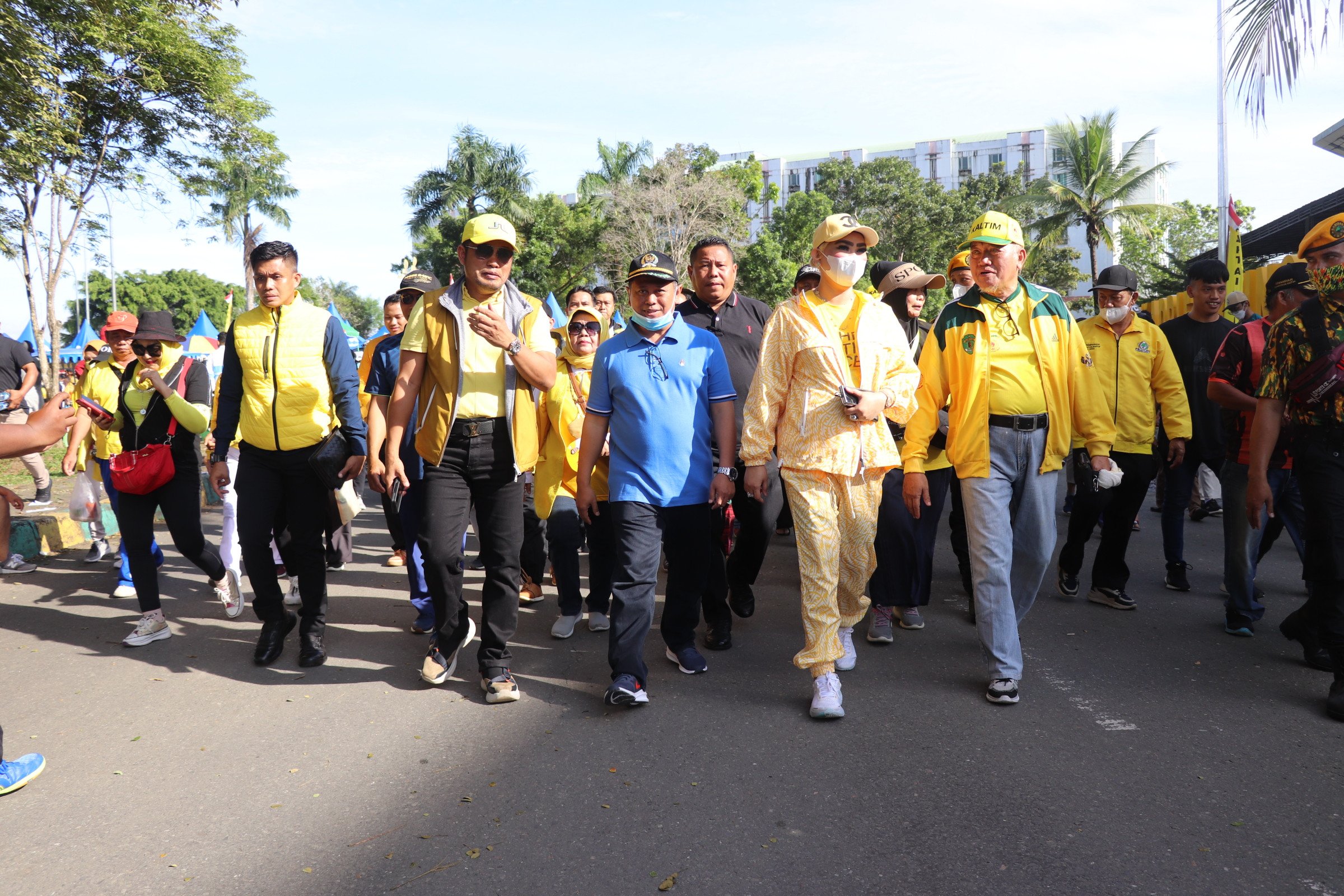 MERIAHKAN: Wakil Ketua DPRD Kaltim Sigit Wibowo (Baju Biru) mengikuti jalan sehat dalam rangka HUT ke-58 Golkar, Minggu (16/10)