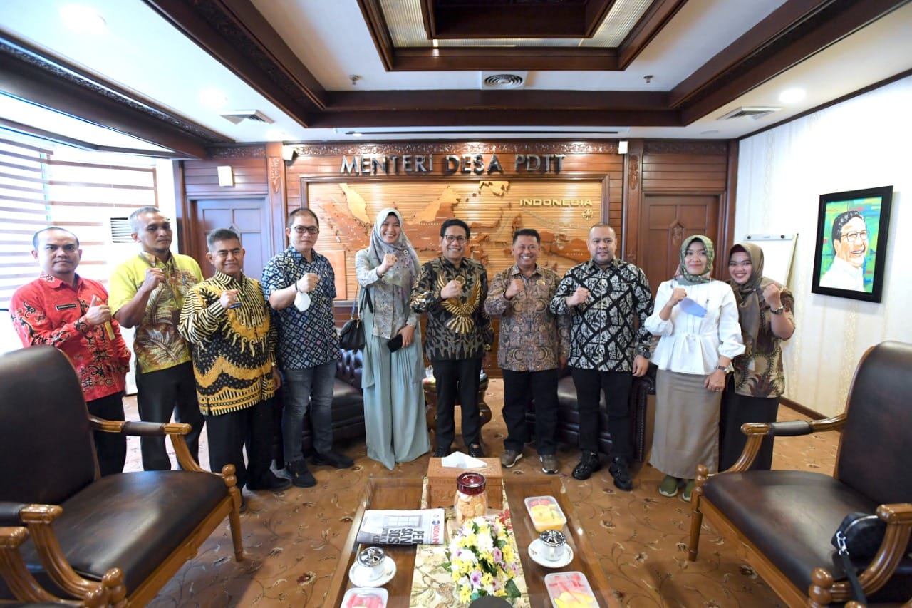 TERIMA: Wakil Ketua DPRD Kaltim Sigit Wibowo, Ketua dan Sekretaris Komisi IV DPRD Kaltim Akhmed Reza Fahlevi dan Edy Sunardi Darmawan, dan Yenni Eviliana bersama Menteri Desa, Pembangunan Daerah Tertinggal, dan Transmigrasi RI A Halim Iskandar di ruang ke