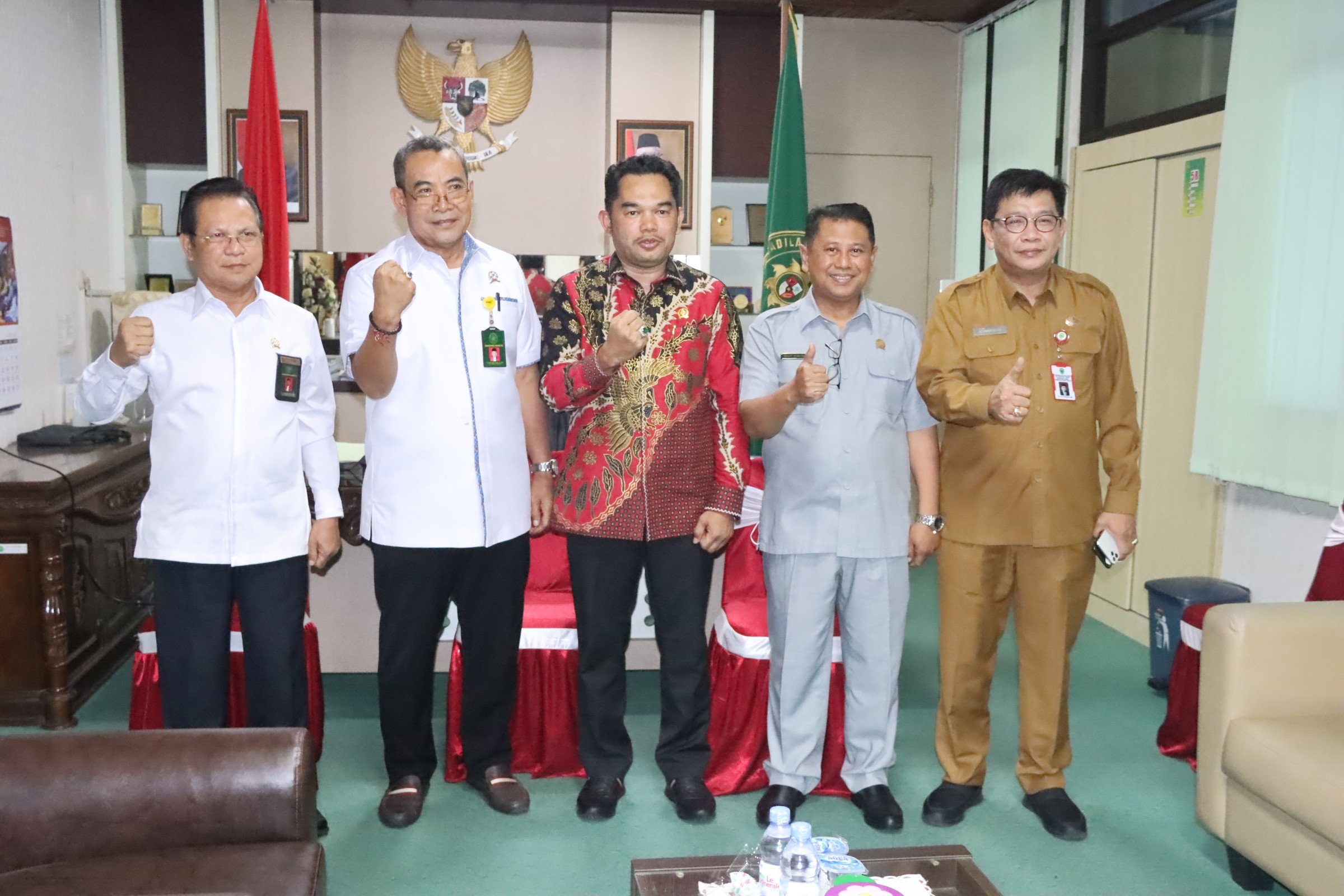 SINERGI: Pimpinan DPRD Kaltim mengunjungi Kepala Pengadilan Tinggi Kalimantan Timur di ruang kerjanya, Senin (10/10).