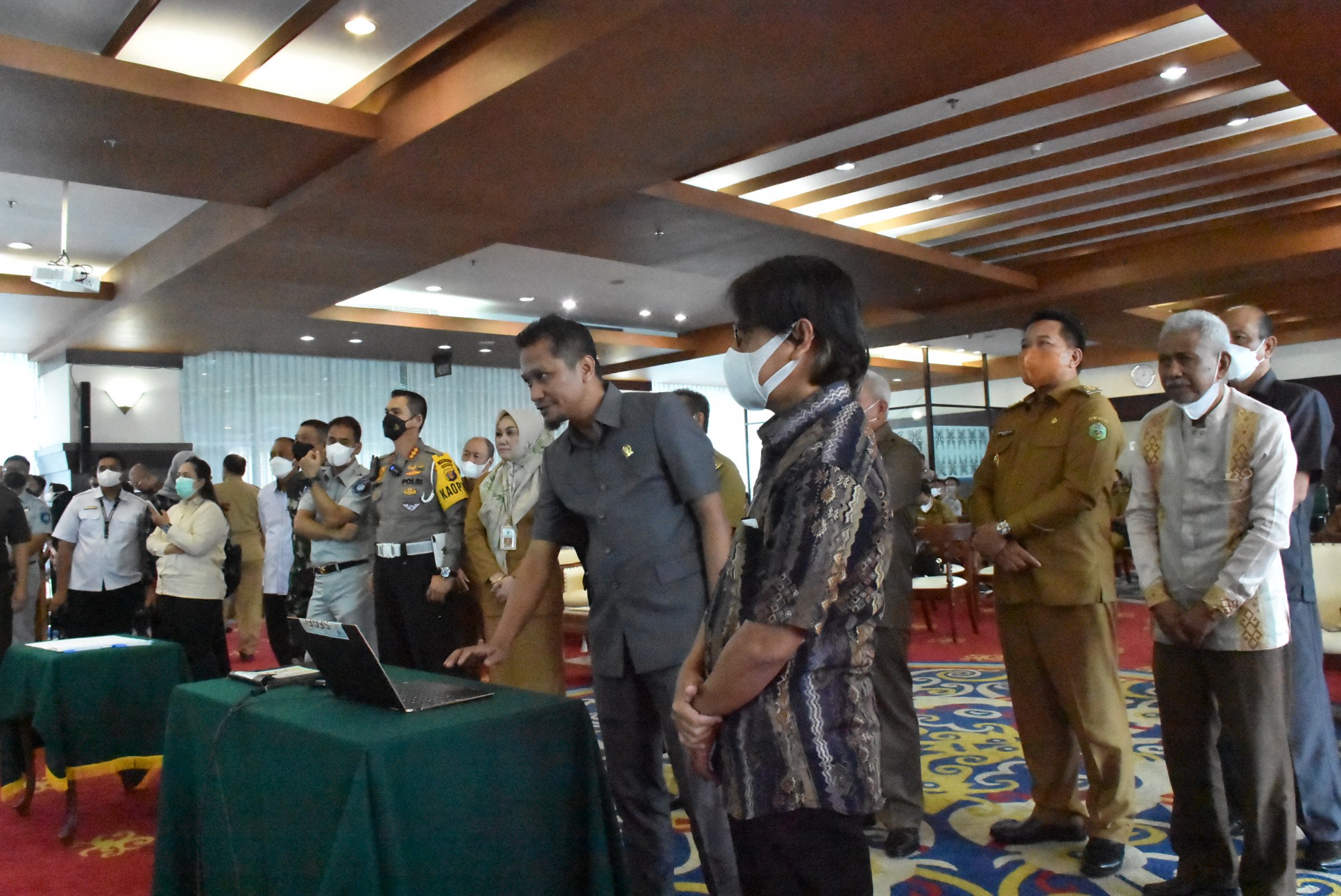 APRESIASI WAJIB PAJAK: Ketua Komisi II DPRD Kaltim Nidya Listiyono saat berkesempatan menekan tombol salah satu pengundian pemenang taat pajak kendaraan bermotor se-kabupaten/kota di Kalimantan Timur Tahun 2022.
