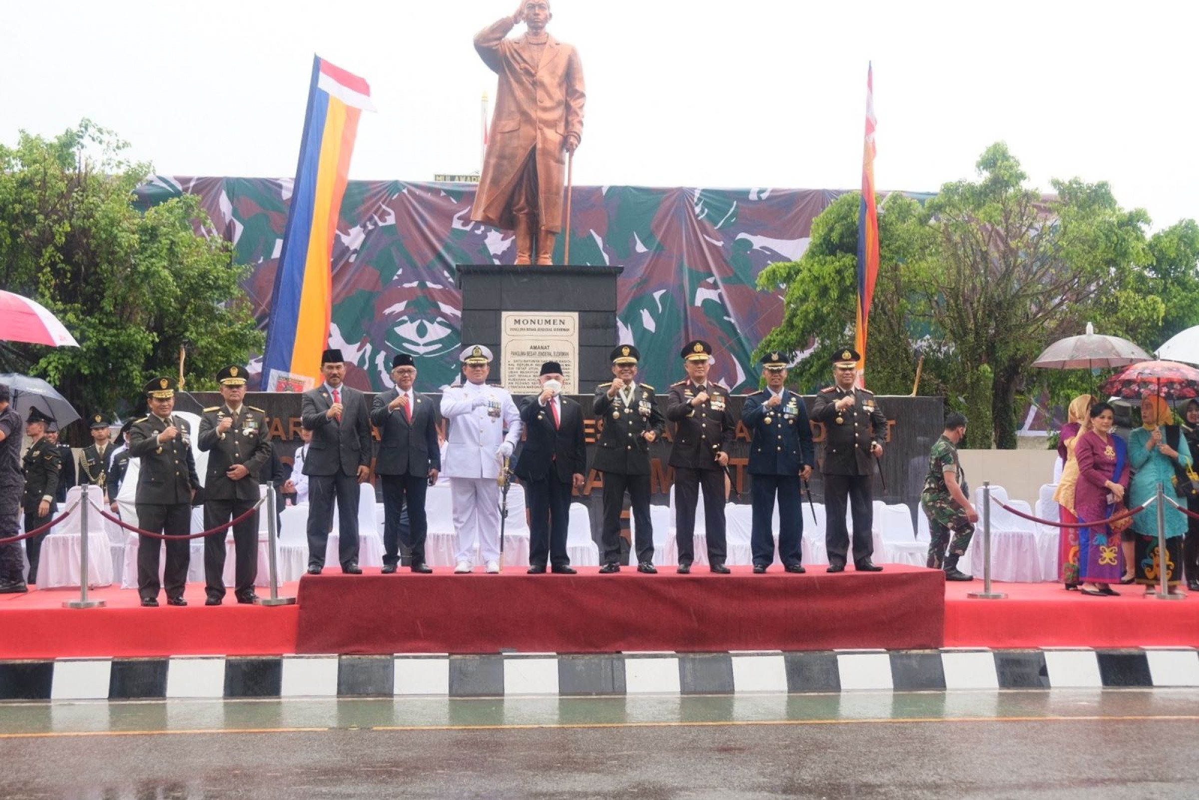 SINERGI: Muhammad Samsun menghadiri upacara peringatan HUT ke-77 TNI di Kodam VI/Mulawarman Jl. Jend. Sudirman.