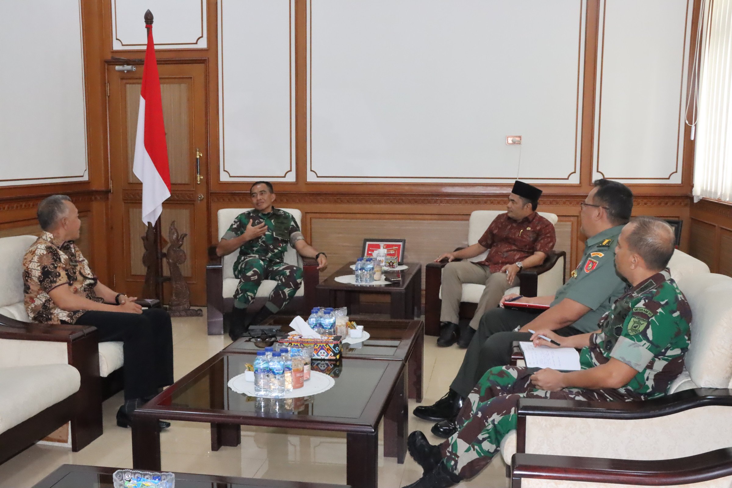 SINERGI: Ketua DPRD Kaltim Hasanuddin Mas’ud bersama Wakil Ketua DPRD Kaltim Muhammad Samsun mengunjungi Pangdam VI/Mulawarman Mayjen TNI Tri Budi Utomo.