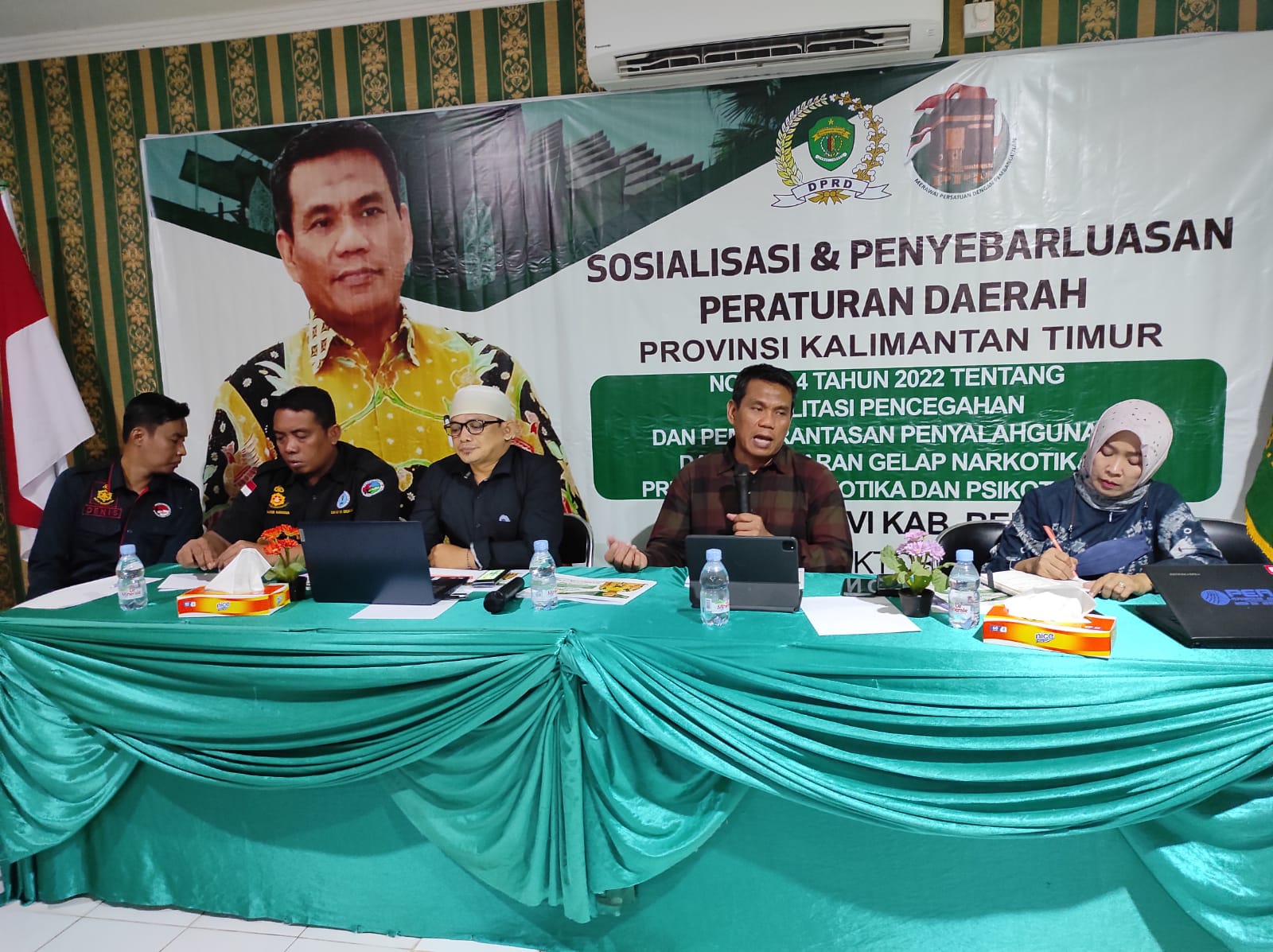 SOSPER : Anggota DPRD Kaltim Rusman Ya'qub saat sosialisasi dan penyebarluasan Perda P4GN di Berau (22/10) malam