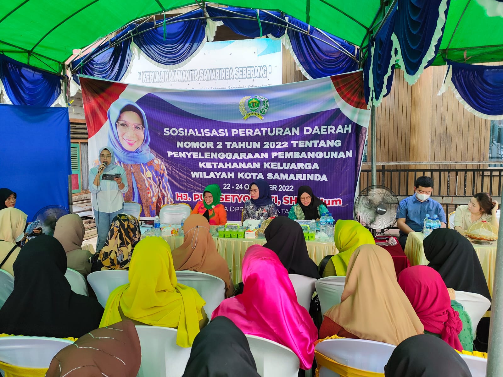 GELAR SOSPER: Anggota DPRD Kaltim Puji Setyowati (duduk tengah), saat menggelar sosialisasi dan penyebarluasan Peraturan Daerah tentang Ketahanan Keluarga yang diselenggarakan Minggu (23/10).