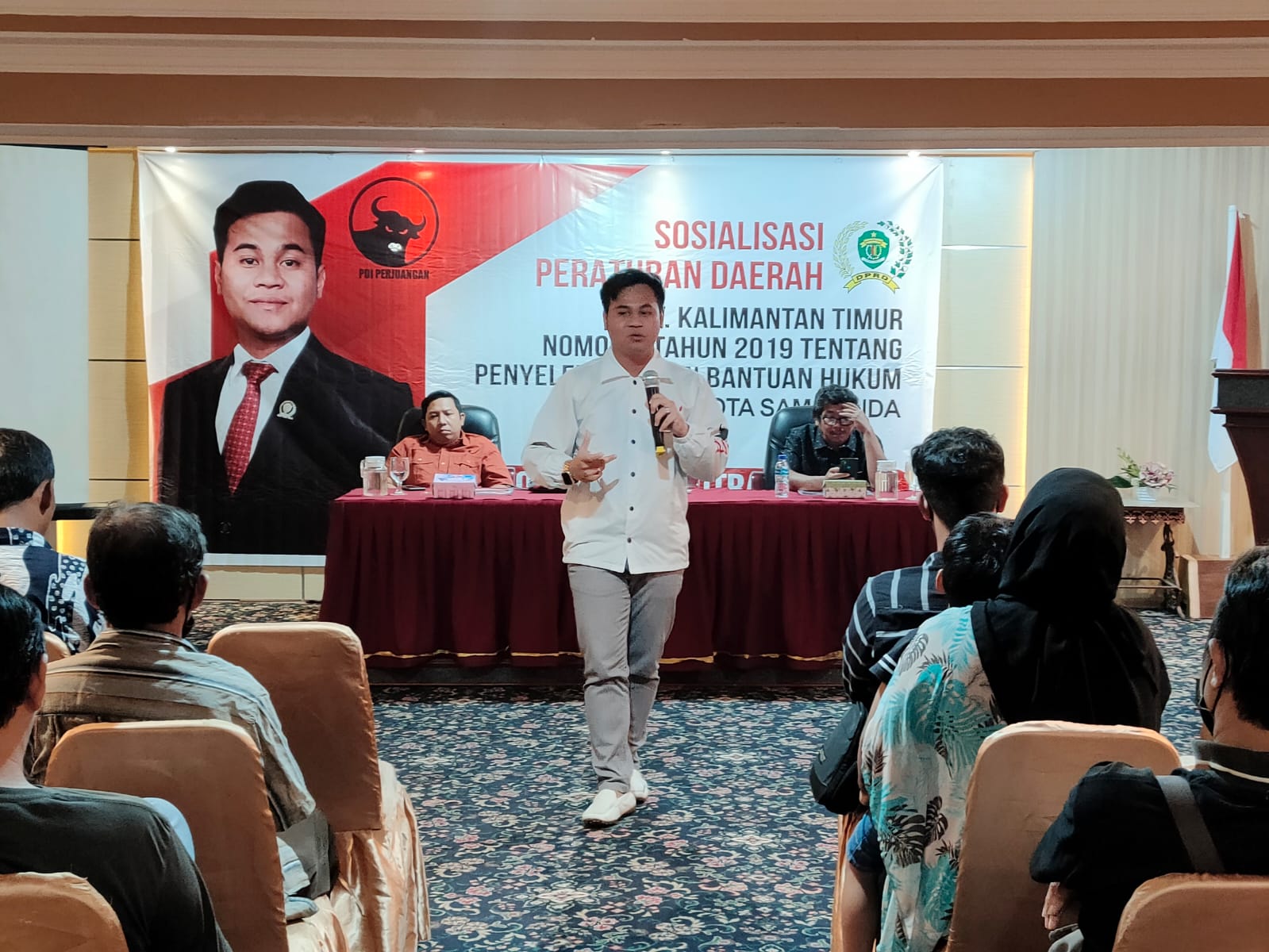 SAMPAIKAN: Anggota DPRD Kaltim Romadhony Putra Pratama (berdiri) saat menggelar Sosialisasi Perda Penyelenggaraan Bantuan Hukum di Hotel Jamrud 2 Jalan Panglima Batur, Samarinda, Sabtu (22/10).