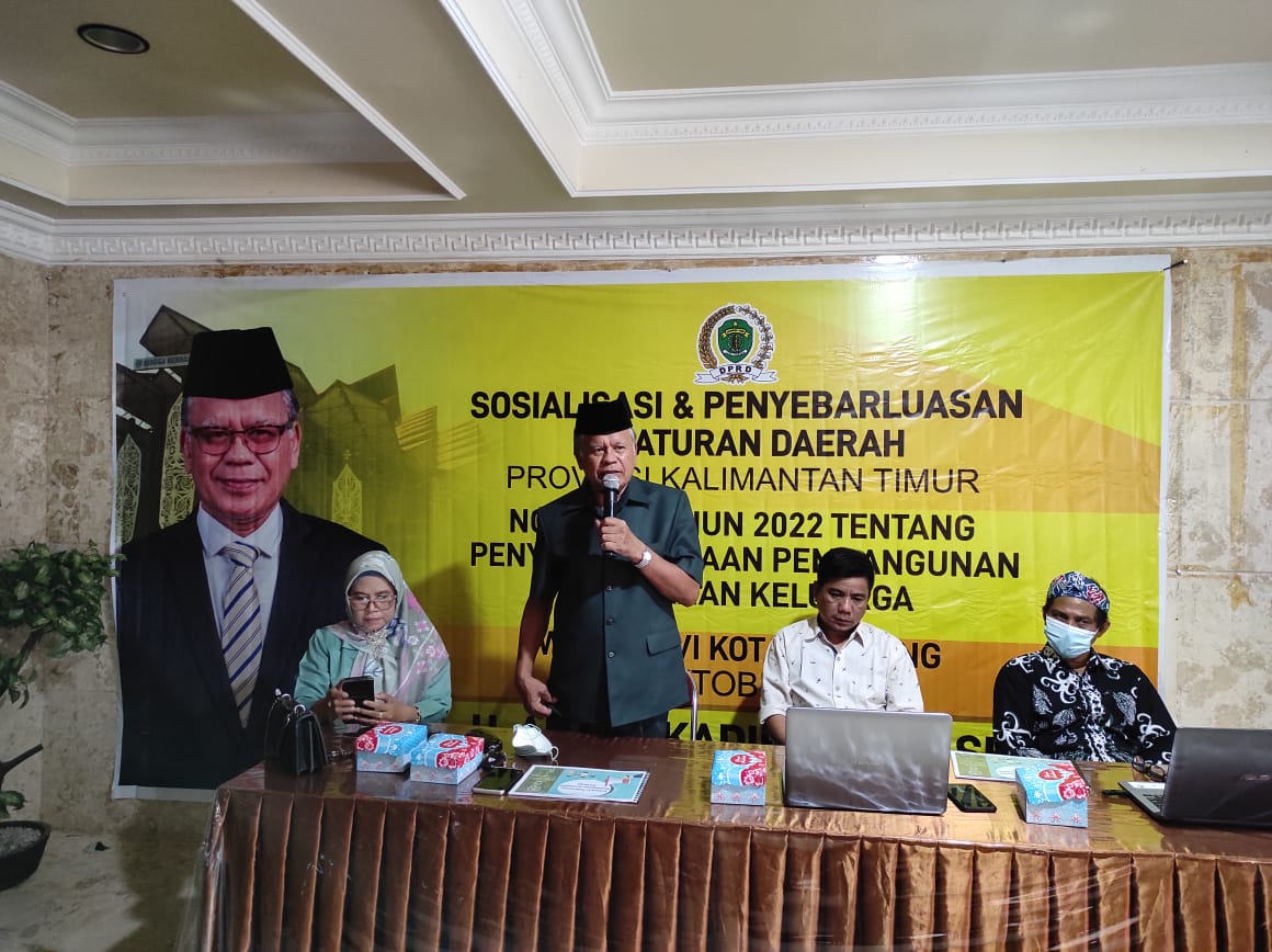 JELASKAN: Anggpta DPRD Kaltim Abdul Kadir Tapa saat menyampaikan pentingnya pembinaan terhadap keluarga.