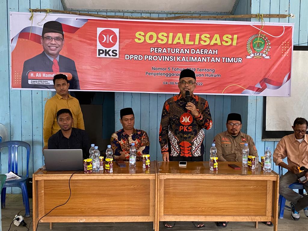 FOTO : Anggota DPRD Kaltim H Ali Hamdi (berdiri) memberikan pemahaman hukum bagi warga di Sambera Baru