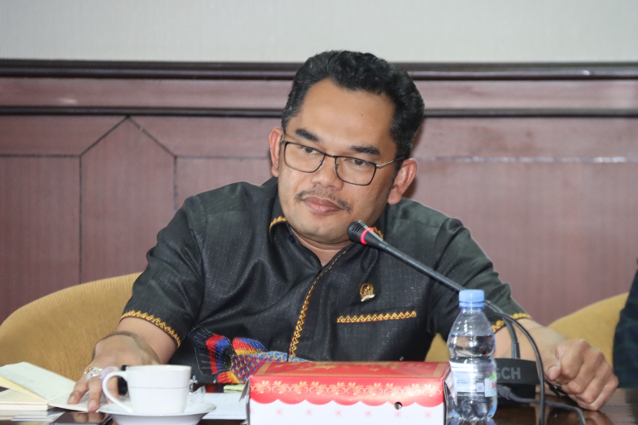 Foto Ketua DPRD Kaltim Hasanuddin Mas’ud saat rapat Komisi II dengan PT Pelindo dan Perusda MBS, Senin (7/11).
