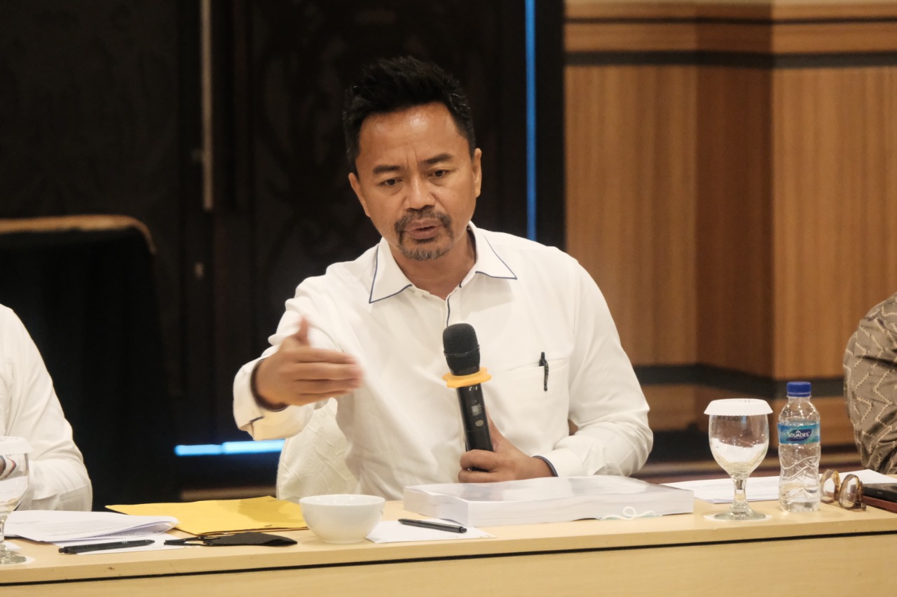 FOTO : Ketua Komisi I DPRD Kaltim Baharuddin Demmu