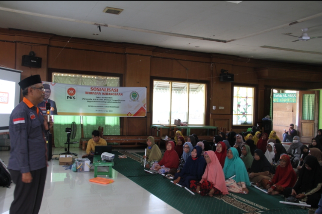 FOTO : Anggota DPRD Kaltim H M Ali Hamdi (berdiri) saat mensosiaslisasikan empat konsesus kebangsaan nilai Pancasila kepada para santri hingga masyarakat.