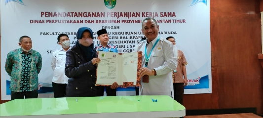KERJASAMA: Penandatangan Kerjasama antara Dinas Perpustakaan dan Kearsipan Kaltim dengan Ojek Muslimah Samarinda (OMS) terkait layanan antar dan jemput buku Perpustakaan Kaltim