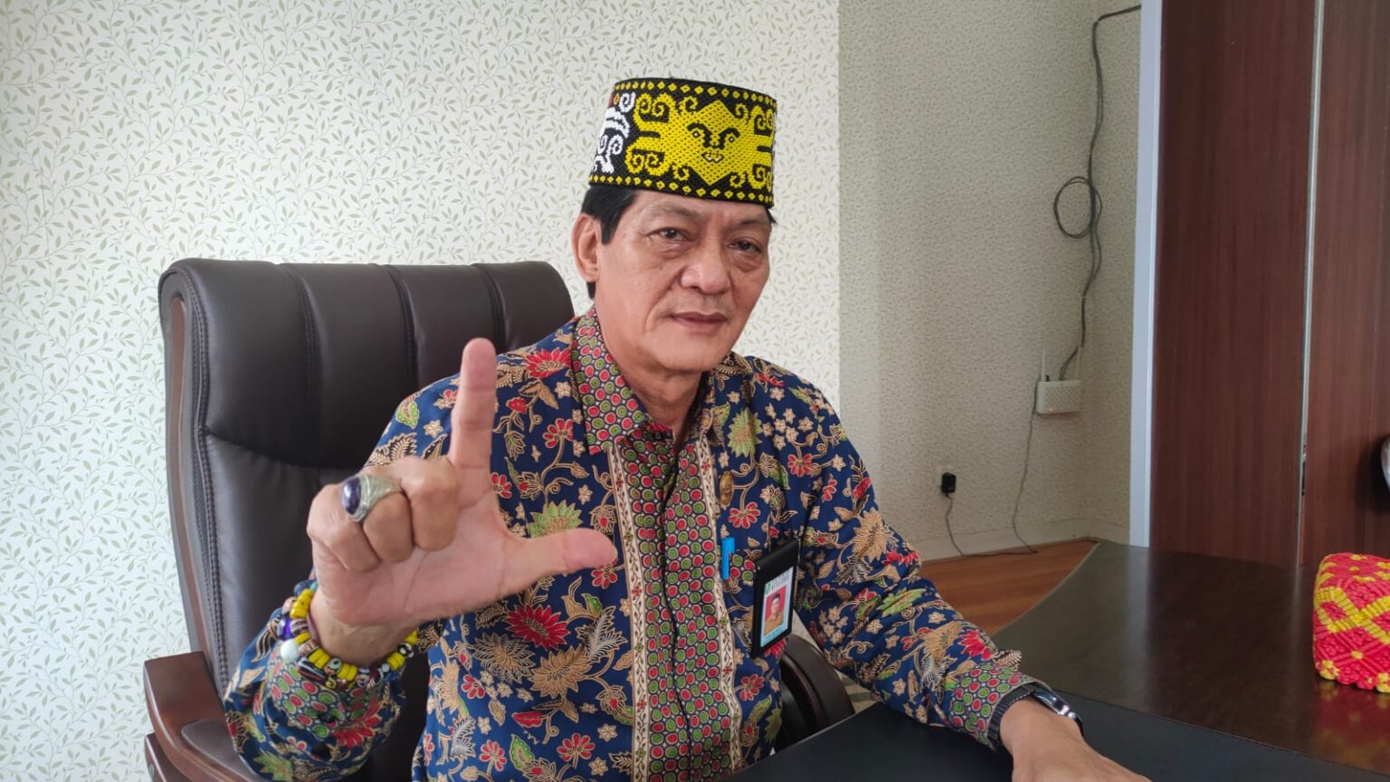 FOTO : Kepala Dinas Perpustakaan dan Kearsipan (DPK) Ayub saat ditemui di Ruang Kerjanya.
