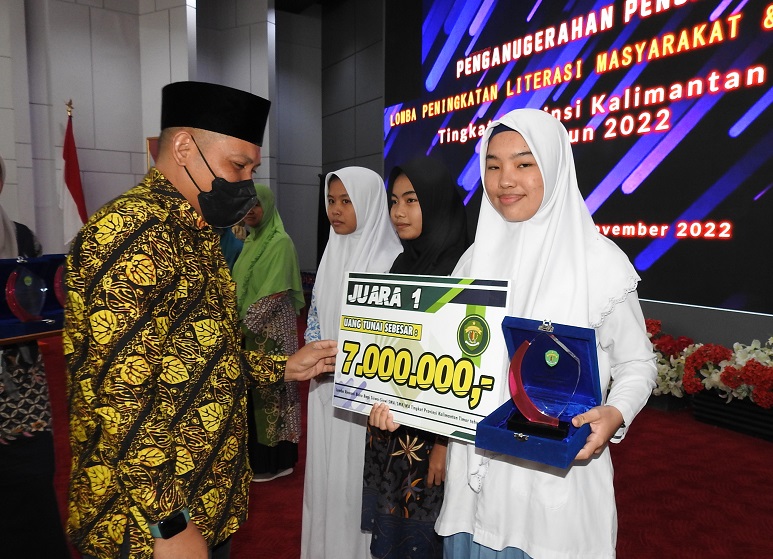 PRESTASI: Milawati (kanan) saat meraih juara 3 Lomba Resensi Buku bagi siswa SLTA Tingkat Provinsi Kaltim. Ia merupakan siswa kelas XI IPS 4, SMA YPK Bontang