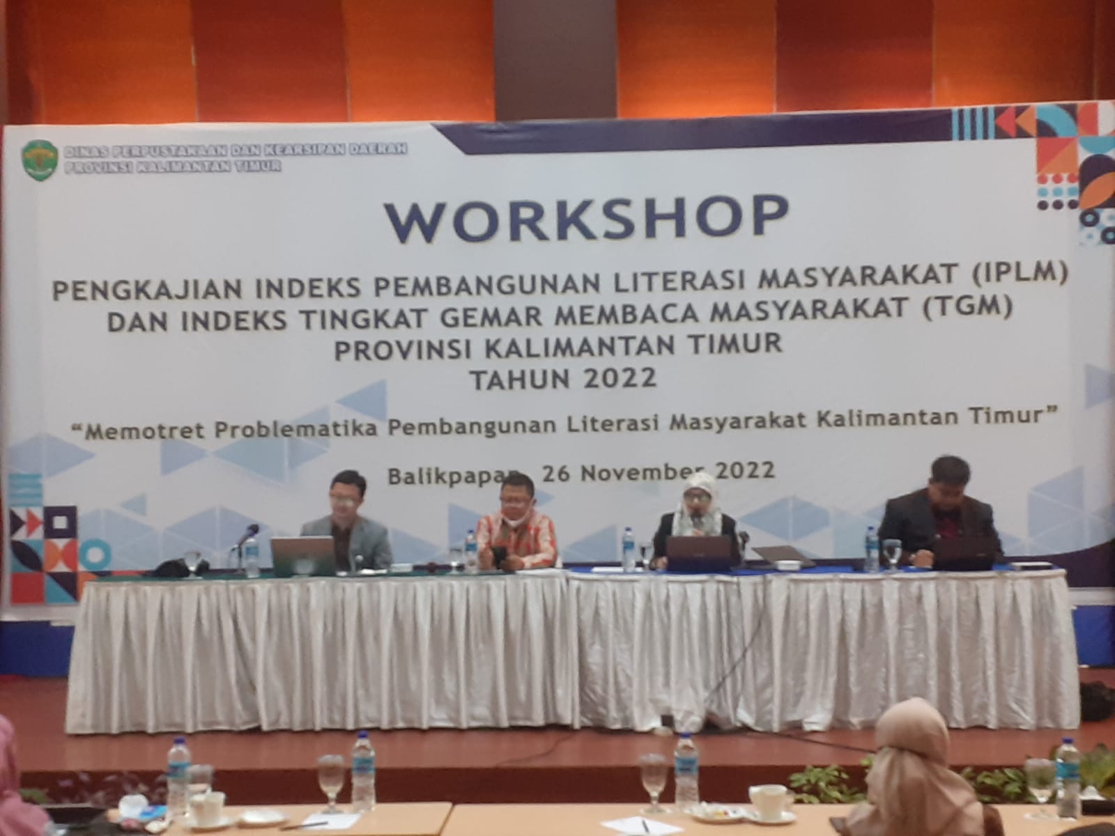 DISKUSI: Narasumber saat memebrikan gambaran umum tentang budaya literasi membaca di Kaltim.