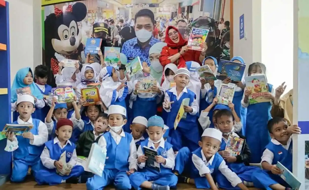 RAMAH ANAK: Usai membuka Bimtek Pengelolaan Perpustakaan Rinda Wahyuni mampir ke gedung layanan perpustakaan yang saat itu bertepatan dengan jadwal kunjungan siswa dari TK Raudhatul Athfal Tunas Bengkuring.