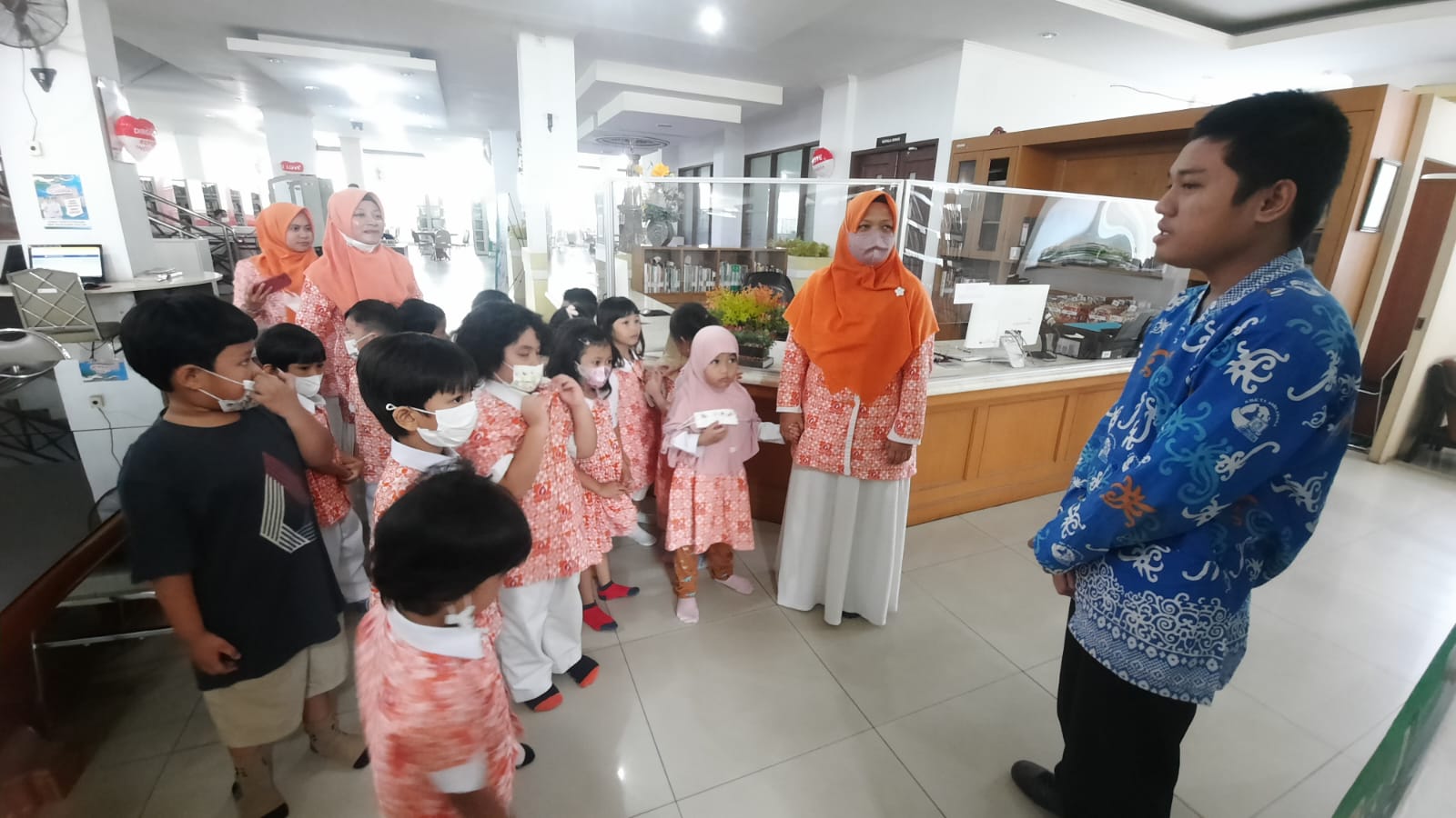 FOTO : Memperkenalkan perpustakaan kepada anak sejak usia dini.