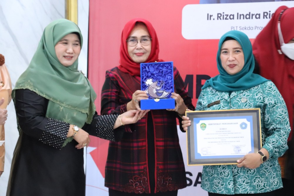 FOTO : Wakil Ketua TP PKK kota Samarinda Hj. Herly Warsita Rusmadi, saat menerima penghargaan pemenang Lomba Masak Serba Ikan, Rabu (19/10/2022).