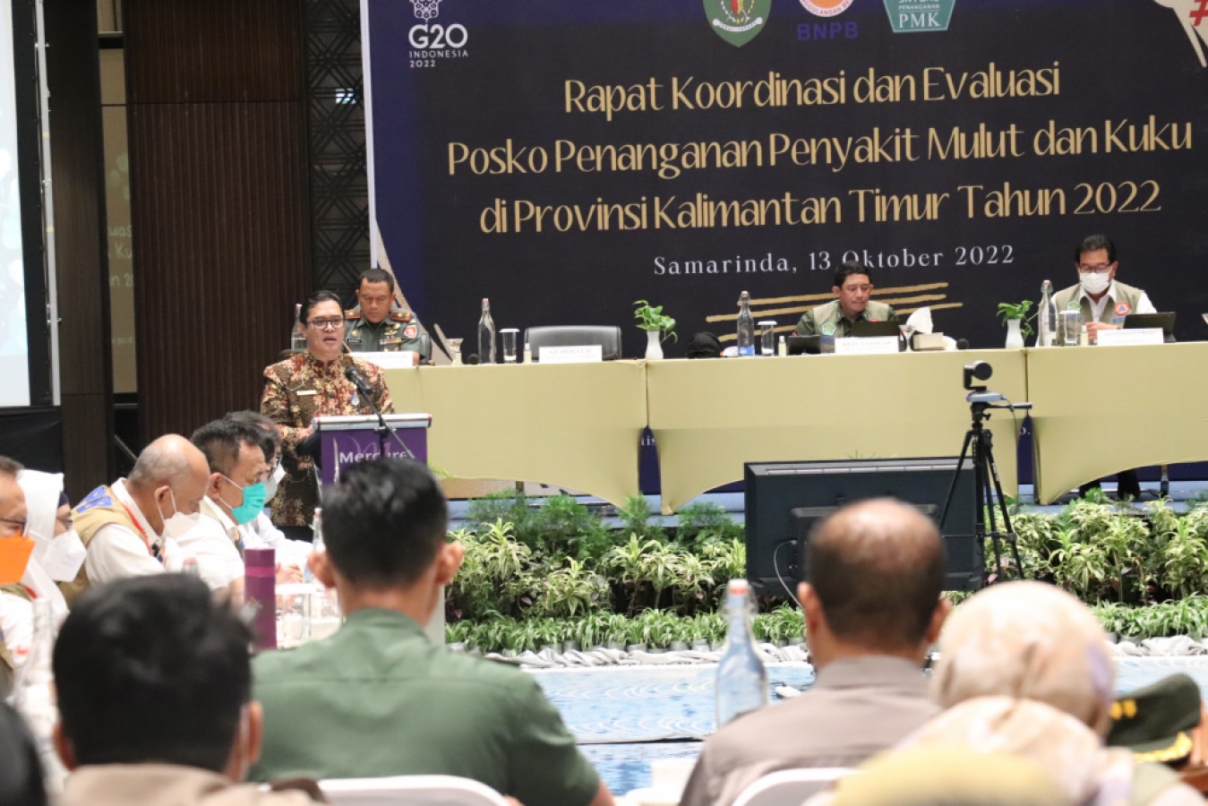 FOTO : Staf Ahli Bidang Sumber Daya Alam, Perekonomian Daerah dan Kesejahteraan Rakyat Christianus Benny, Pada lRapat Koordinasi dan Evaluasi Posko Penanganan PMK Prov Kaltim yang dilaksanakan di Hotel Mercure, Kamis (13/10).