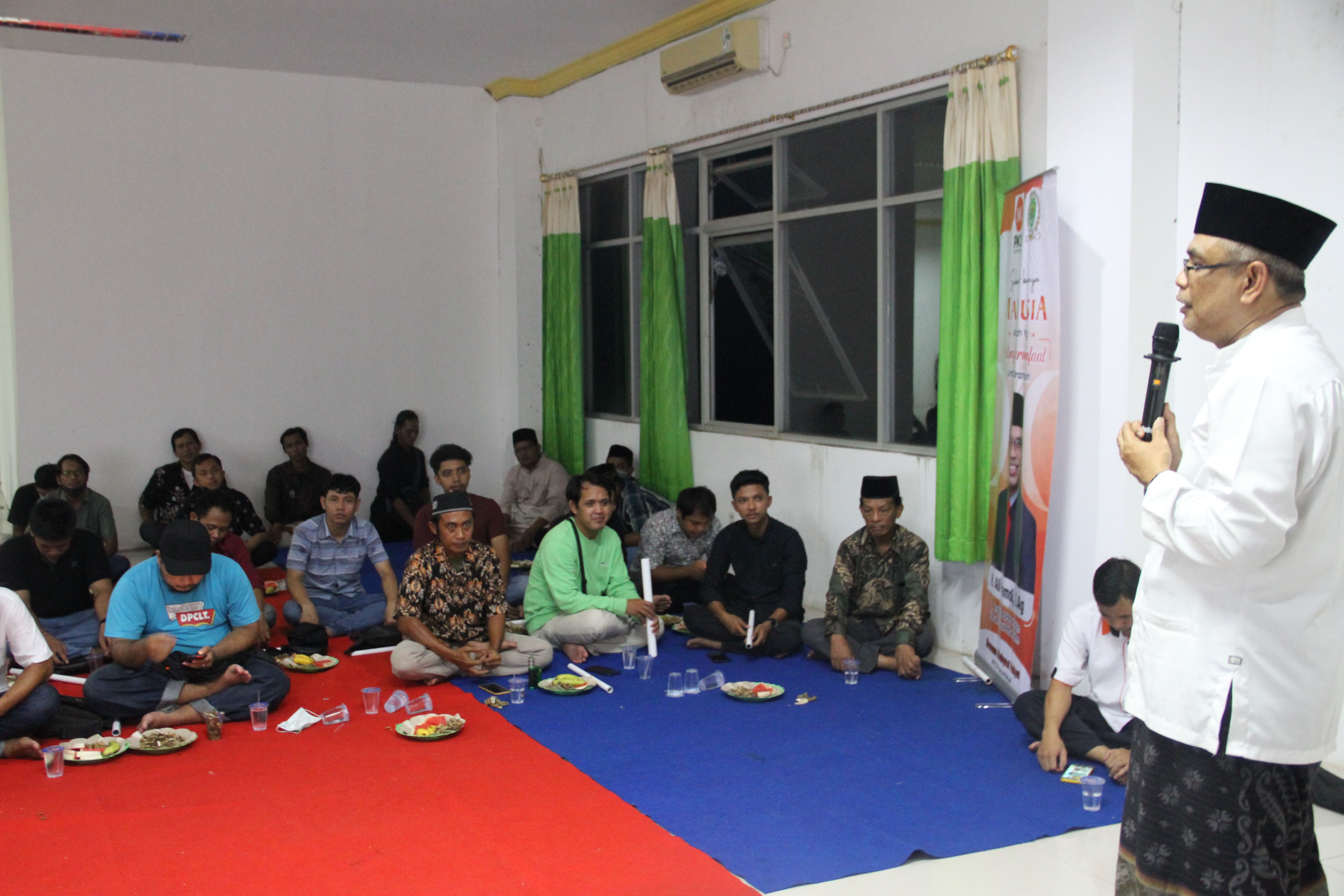 FOTO : Anggota DPRD Kaltim Ali Hamdi menyampaikan Sosbang kepada warga di Jalan Jelawat tentang empat konsesus kebangsaan.