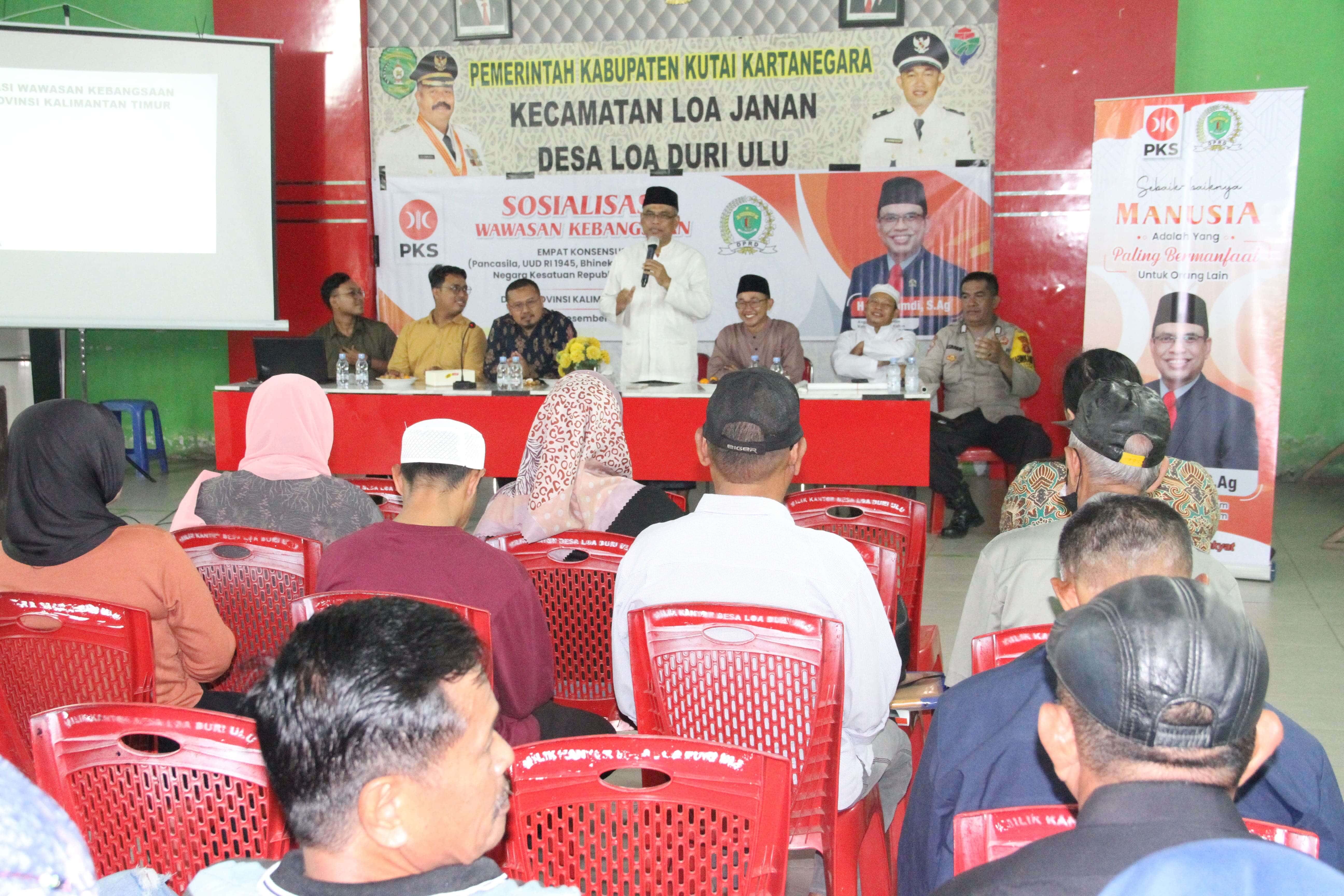 FOTO : Anggota DPRD Kaltim Ali Hamdi saat melaksanakan Sosbang empat konsesus kebangsaan di Desa Loa Duri.