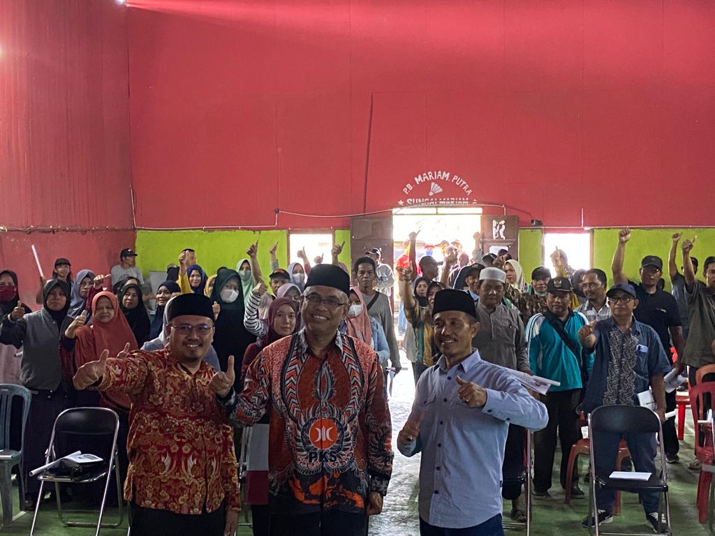 FOTO : Anggota DPRD Kaltim Ali Hamdi (tengah) foto bersama warga usai menggelar Sosbang di Desa Anggana