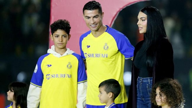 FOTO : Cristiano Ronaldo dan Georgina Rodriguez belum sah menjadi suami istri. (REUTERS/AHMED YOSRI)