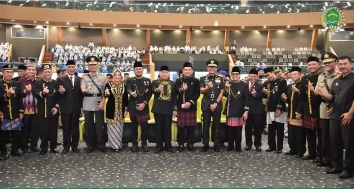 Foto : Seluruh pimpinan beserta Sekretariat DPRD Kaltim mengabadikan momen bareng di puncak HUT Pemprov Kaltim kemarin.