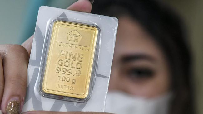 FOTO : Harga emas Antam bertengger di Rp1,039 juta per gram pada Jumat (20/1). Harga emas ini melesat Rp10 ribu dibandingkan Kamis (19/1) kemarin. (ANTARA FOTO/GALIH PRADIPTA).
