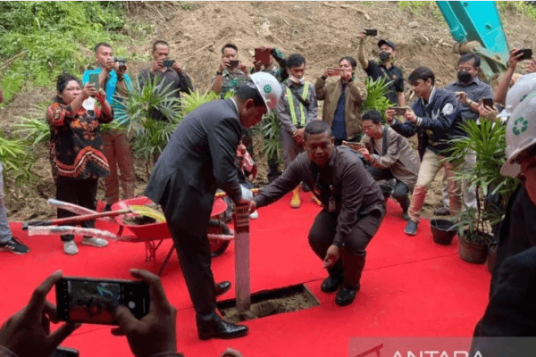 FOTO : Peletakan batu pertama terowongan Samarinda oleh Wali Kota Samarinda Andi Harun (ANTARA/Fandi)