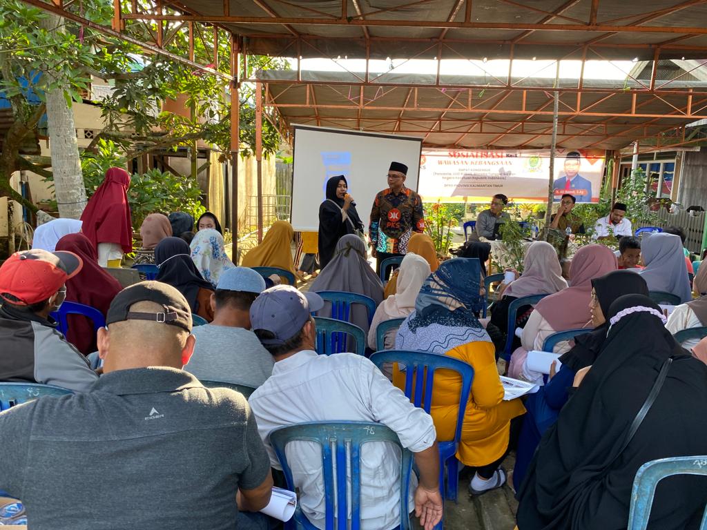FOTO : Terlihat salah satu peserta maju kedepan saat melakukan sesi tanya jawab saat Sosbang kemarin.