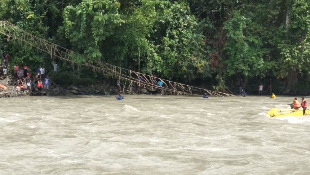 FOTO : Kondisi jembatan yang putus, sebagian jembatan sudah berada didalam air, (Istimewa)