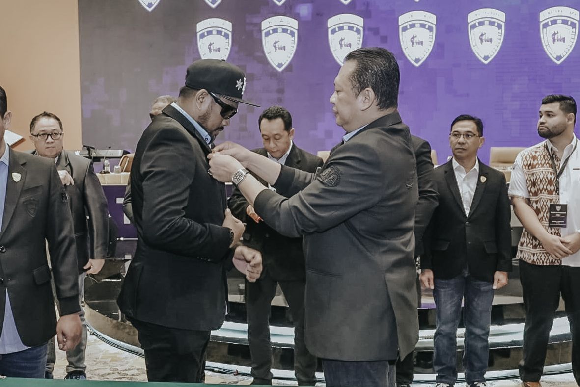 FOTO : Ketua IMI Bambang Soesatyo Pusat (kanan) memasang pin menandakan Ketua IMI Kaltim resmi dikukuhkan.