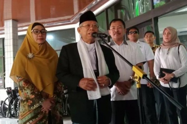 FOTO : Wakil Presiden, Ma'ruf Amin dan istri, Wury Ma'ruf Amin tiba di Osaka, Jepang, Minggu (5/3/2023) petang.