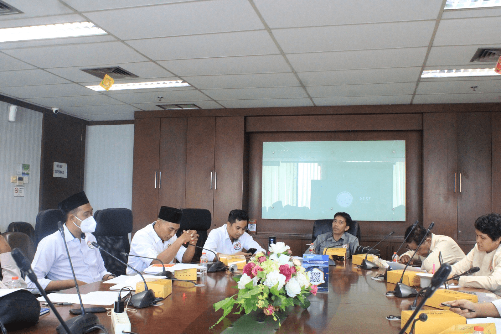 FOTO : Irwan (tengah) pimpin Raker KPID Kaltim waktu lalu.