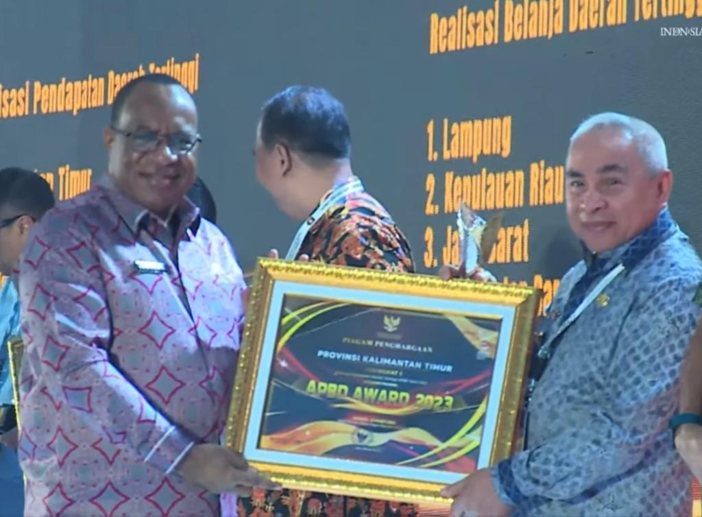 PRESTASI: Gubernur Kaltim Isran Noor (kanan), saat menerima penghargaan APBD Award 2023, yang diserahkan Wakil Menteri Dalam Negeri (Wamendagri) John Wempi Wetipo.