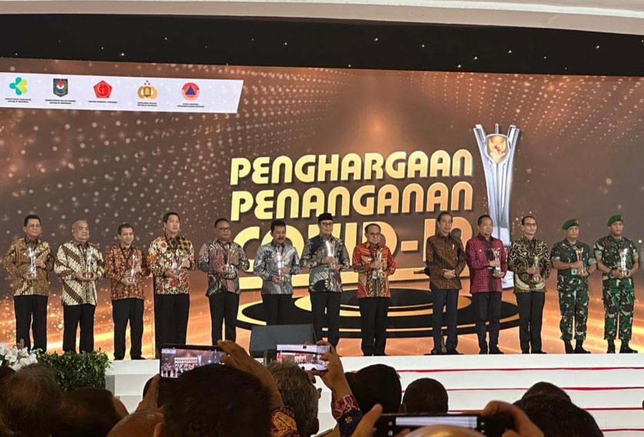 TERIMA PENGHARGAAN: Wakil Gubernur Kaltim Hadi Mulyadi, mewakili Pemerintah Provinsi Kaltim saat menerima penghargaan Terbaik I Kategori Pengendalian Pandemi Covid-19 Wilayah Kalimantan.