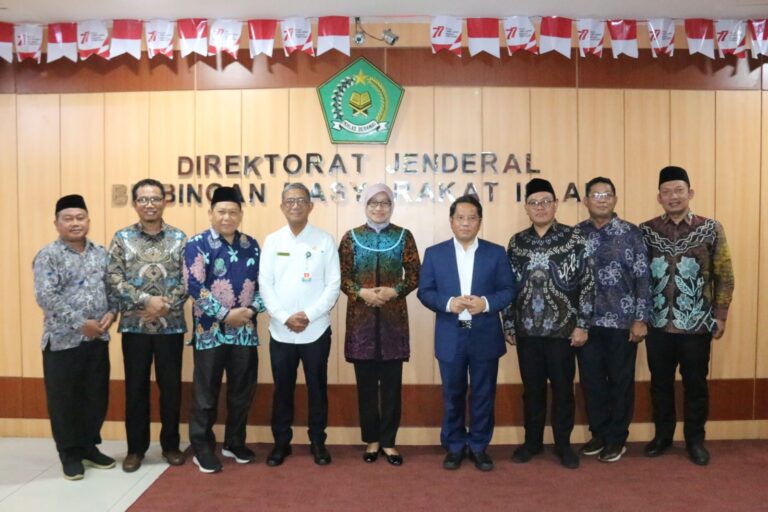 KOORDINASI: Sekprov Kaltim Sri Wahyuni (tengah) saat berada di Kemenag RI.