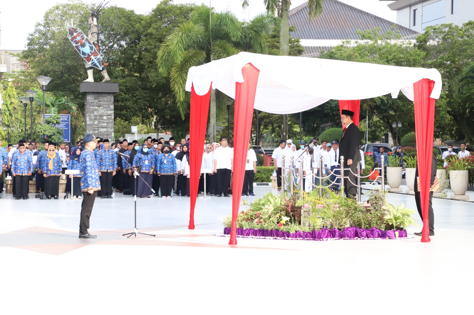 PIMPIN UPACARA: Wagub Kaltim Hadi Mulyadi (kanan) memeriahkan Hari Pendidikan Nasional 2023.